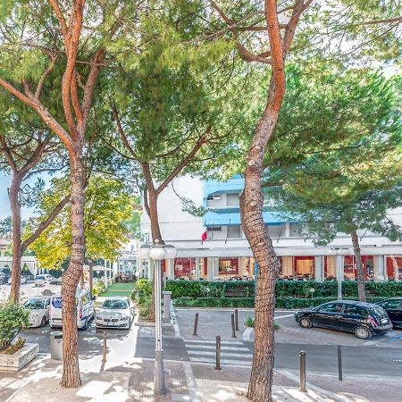 Hotel Zanarini In Centro A Riccione Bagian luar foto