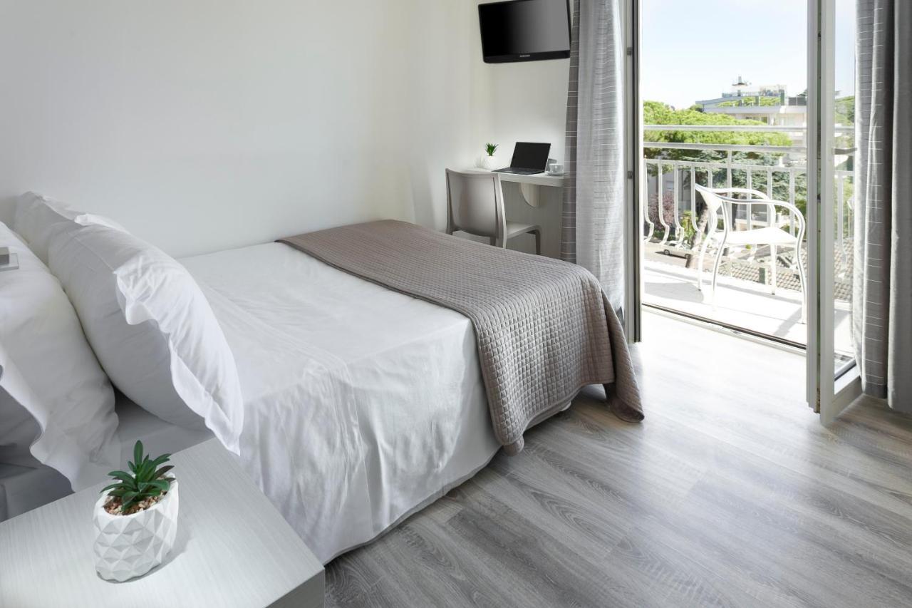 Hotel Zanarini In Centro A Riccione Bagian luar foto