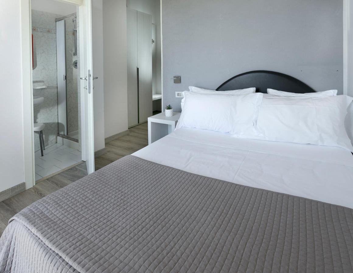 Hotel Zanarini In Centro A Riccione Bagian luar foto