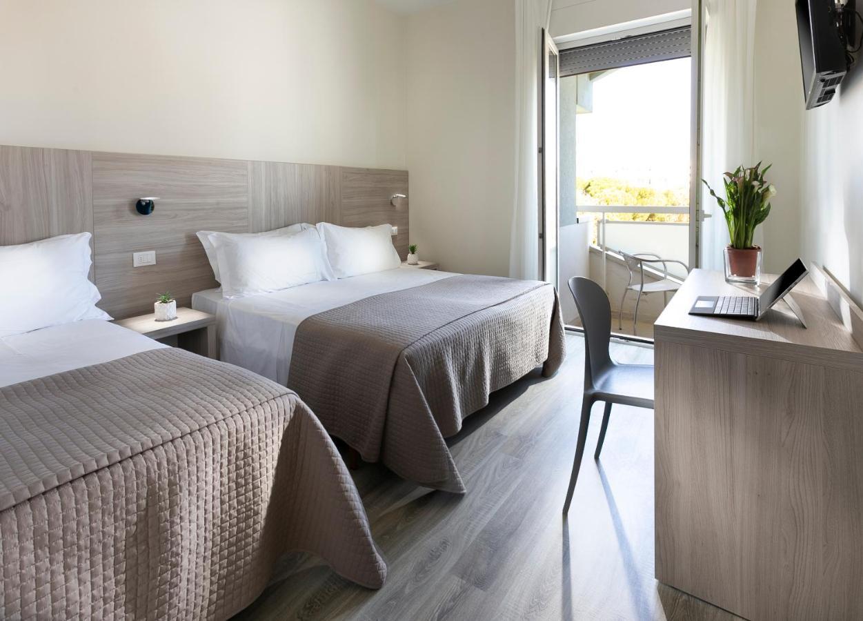 Hotel Zanarini In Centro A Riccione Bagian luar foto