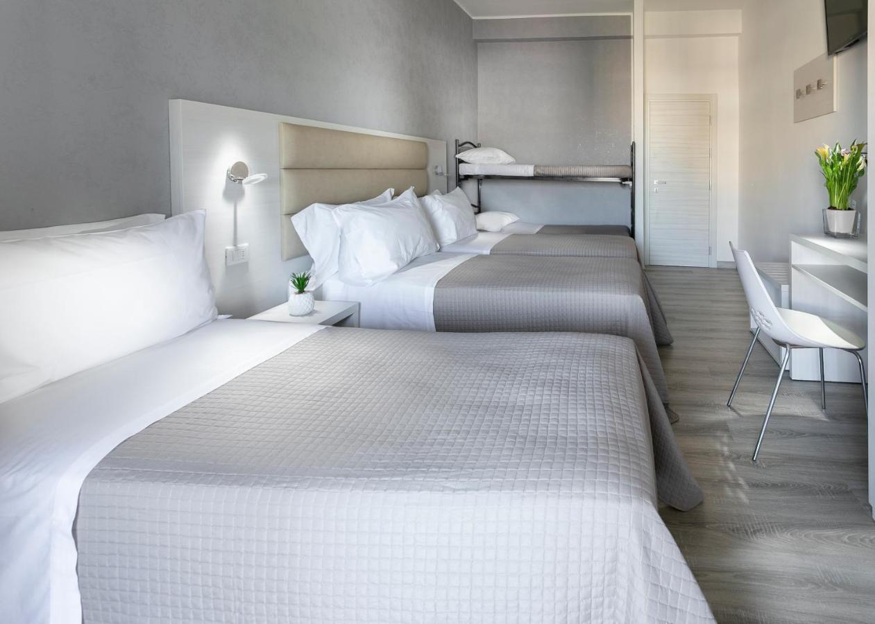 Hotel Zanarini In Centro A Riccione Bagian luar foto