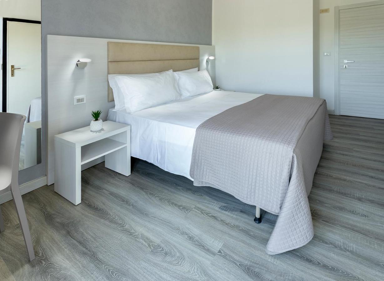 Hotel Zanarini In Centro A Riccione Bagian luar foto