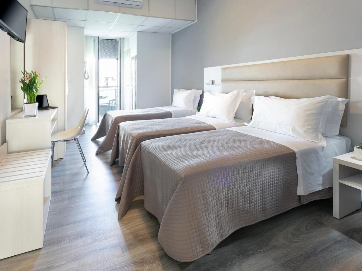 Hotel Zanarini In Centro A Riccione Bagian luar foto