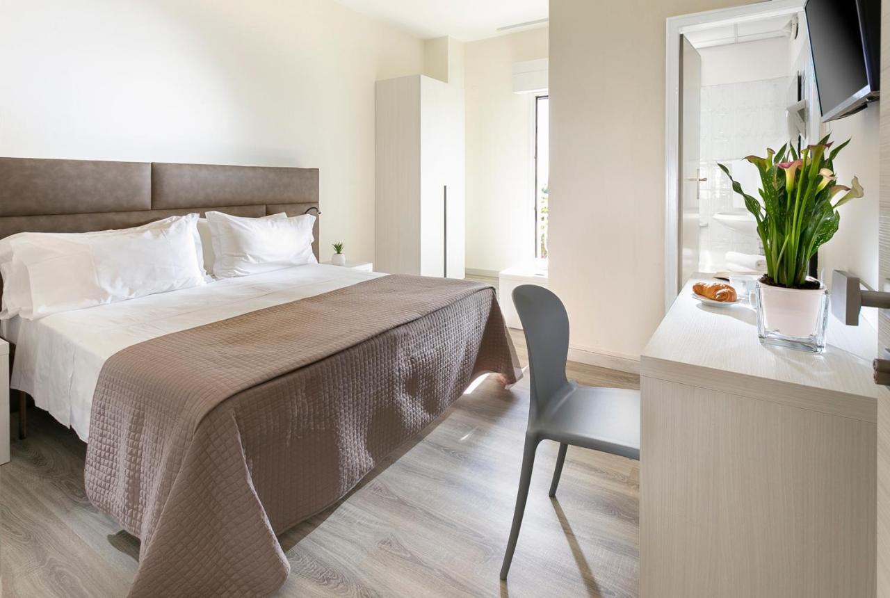 Hotel Zanarini In Centro A Riccione Bagian luar foto
