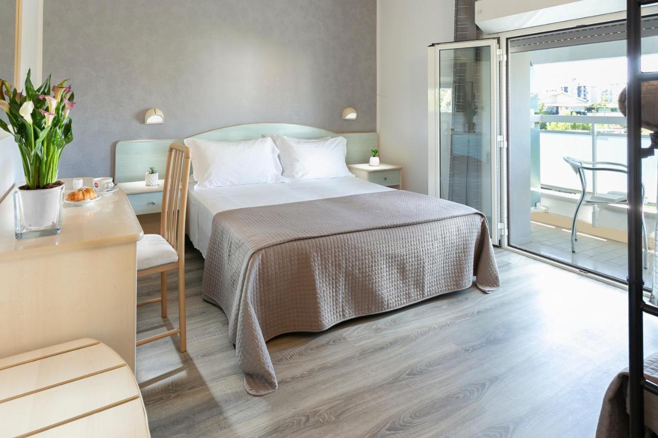 Hotel Zanarini In Centro A Riccione Bagian luar foto