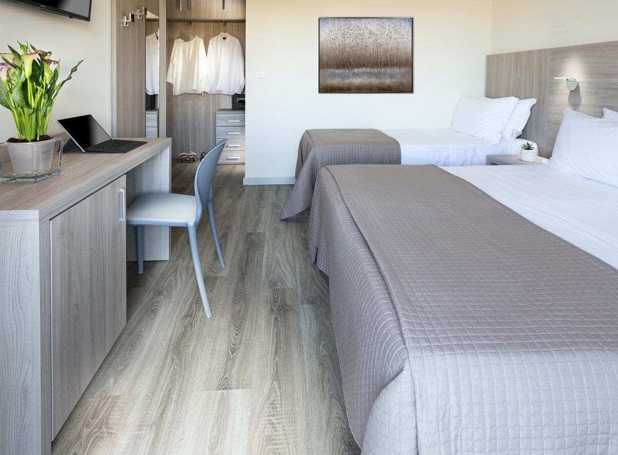 Hotel Zanarini In Centro A Riccione Bagian luar foto