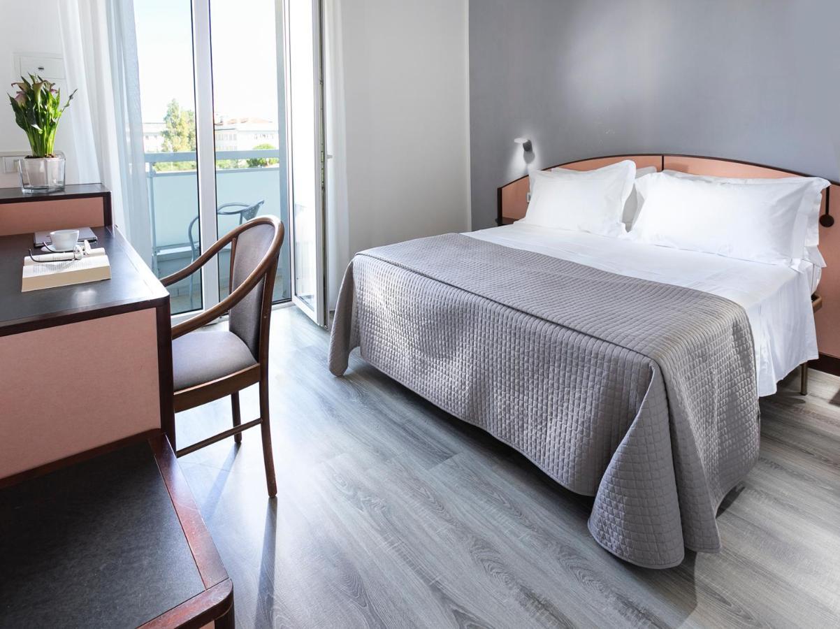 Hotel Zanarini In Centro A Riccione Bagian luar foto