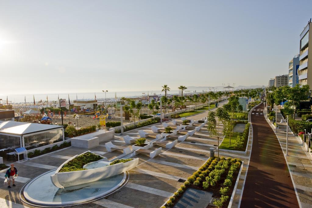Hotel Zanarini In Centro A Riccione Bagian luar foto