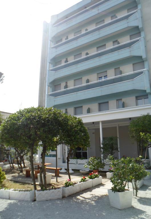 Hotel Zanarini In Centro A Riccione Bagian luar foto