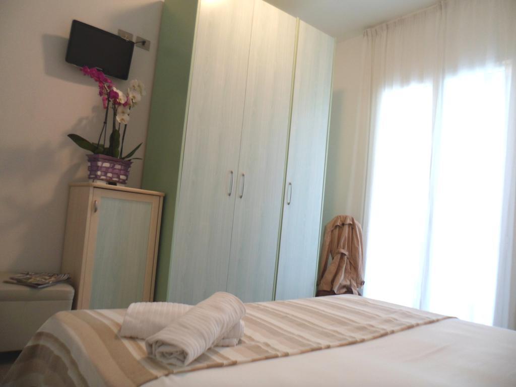 Hotel Zanarini In Centro A Riccione Bagian luar foto