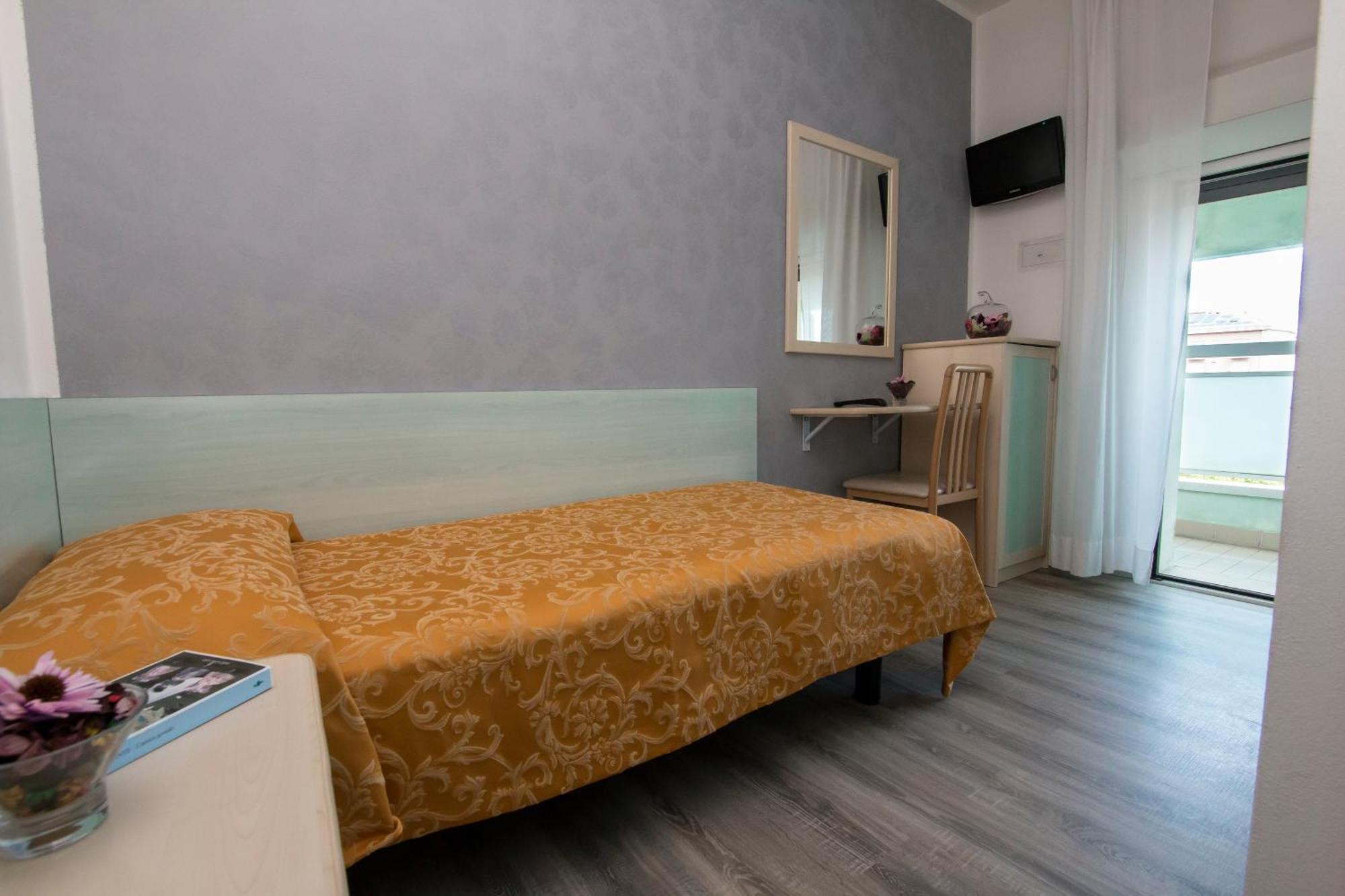 Hotel Zanarini In Centro A Riccione Bagian luar foto