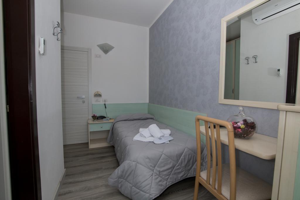 Hotel Zanarini In Centro A Riccione Ruang foto
