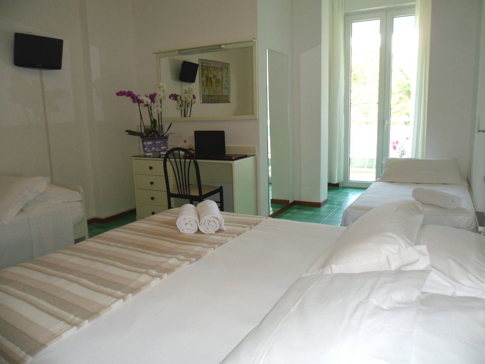 Hotel Zanarini In Centro A Riccione Bagian luar foto