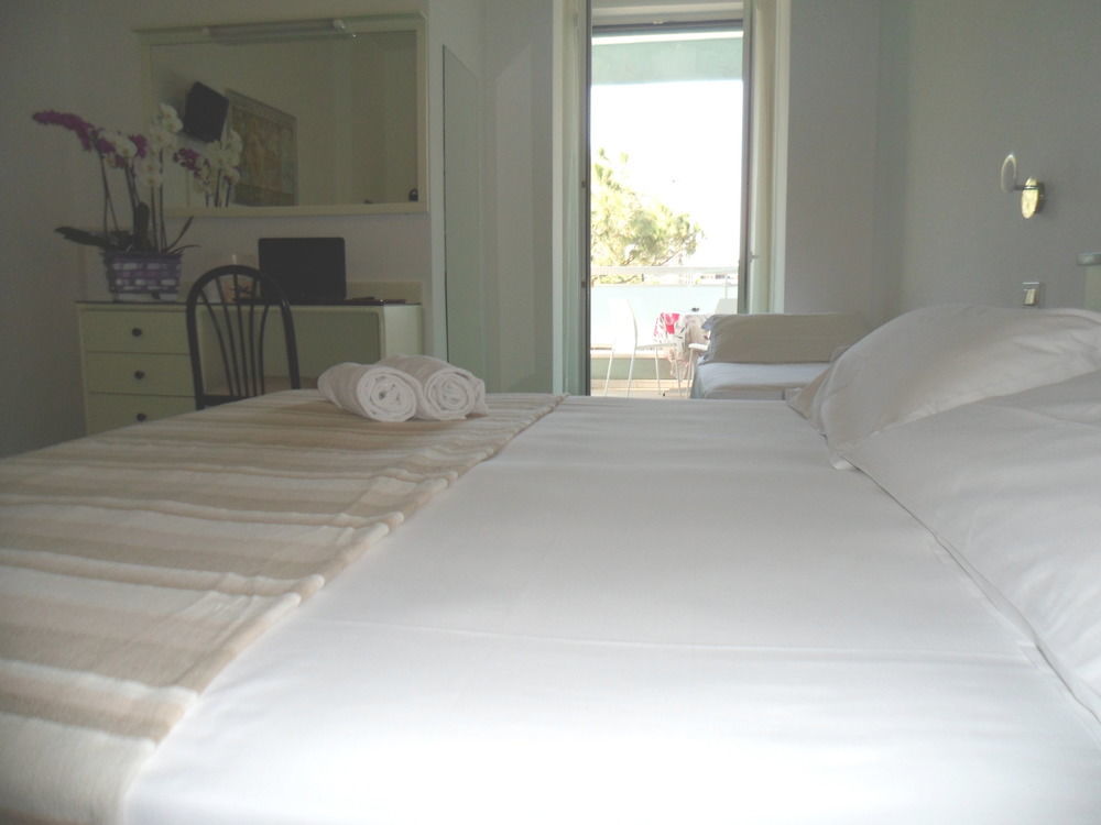 Hotel Zanarini In Centro A Riccione Bagian luar foto