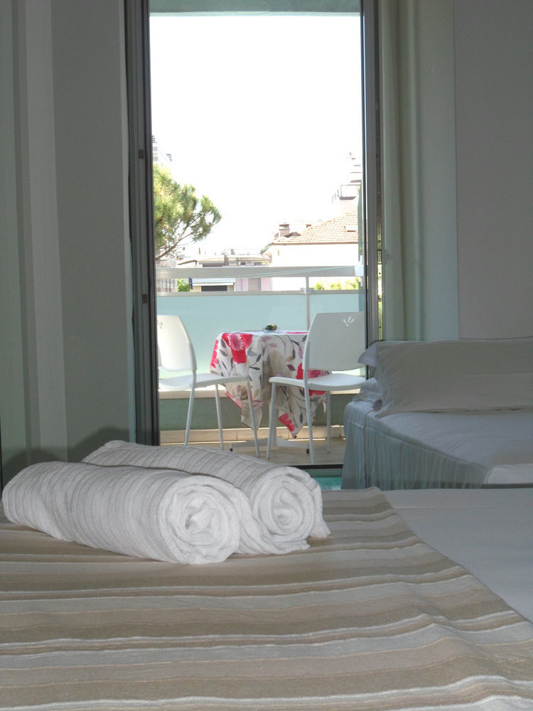 Hotel Zanarini In Centro A Riccione Bagian luar foto