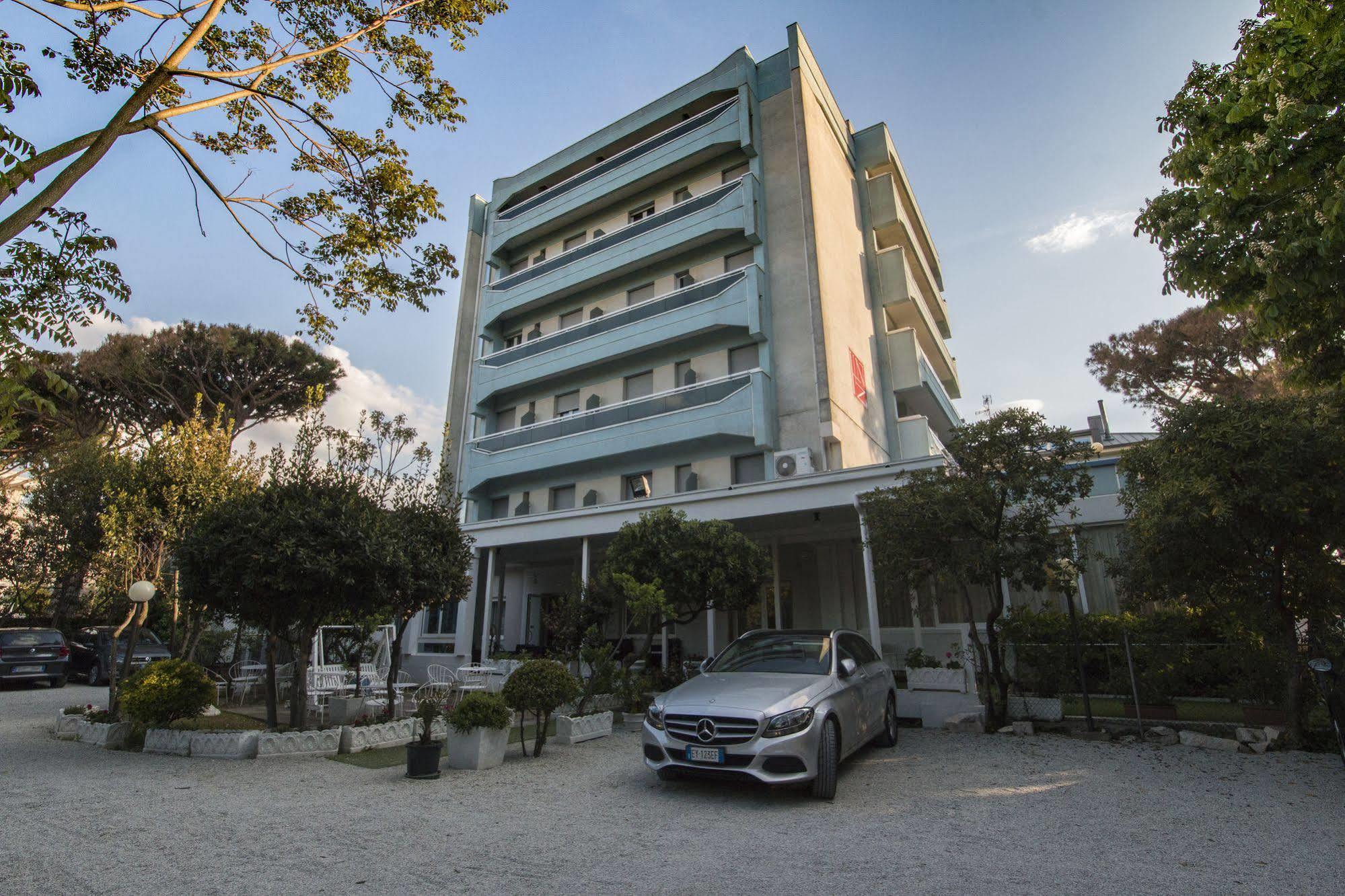 Hotel Zanarini In Centro A Riccione Bagian luar foto