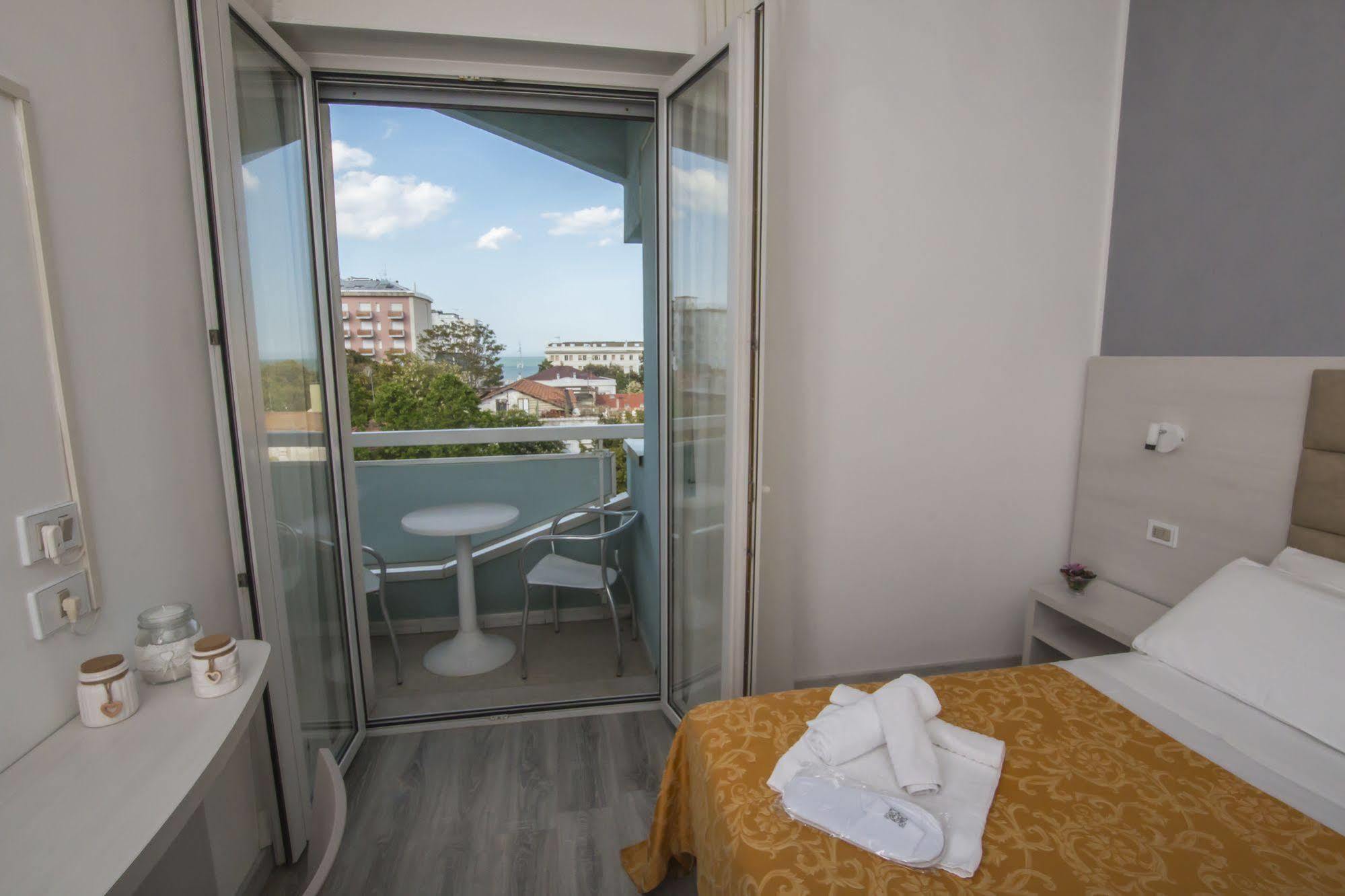 Hotel Zanarini In Centro A Riccione Bagian luar foto