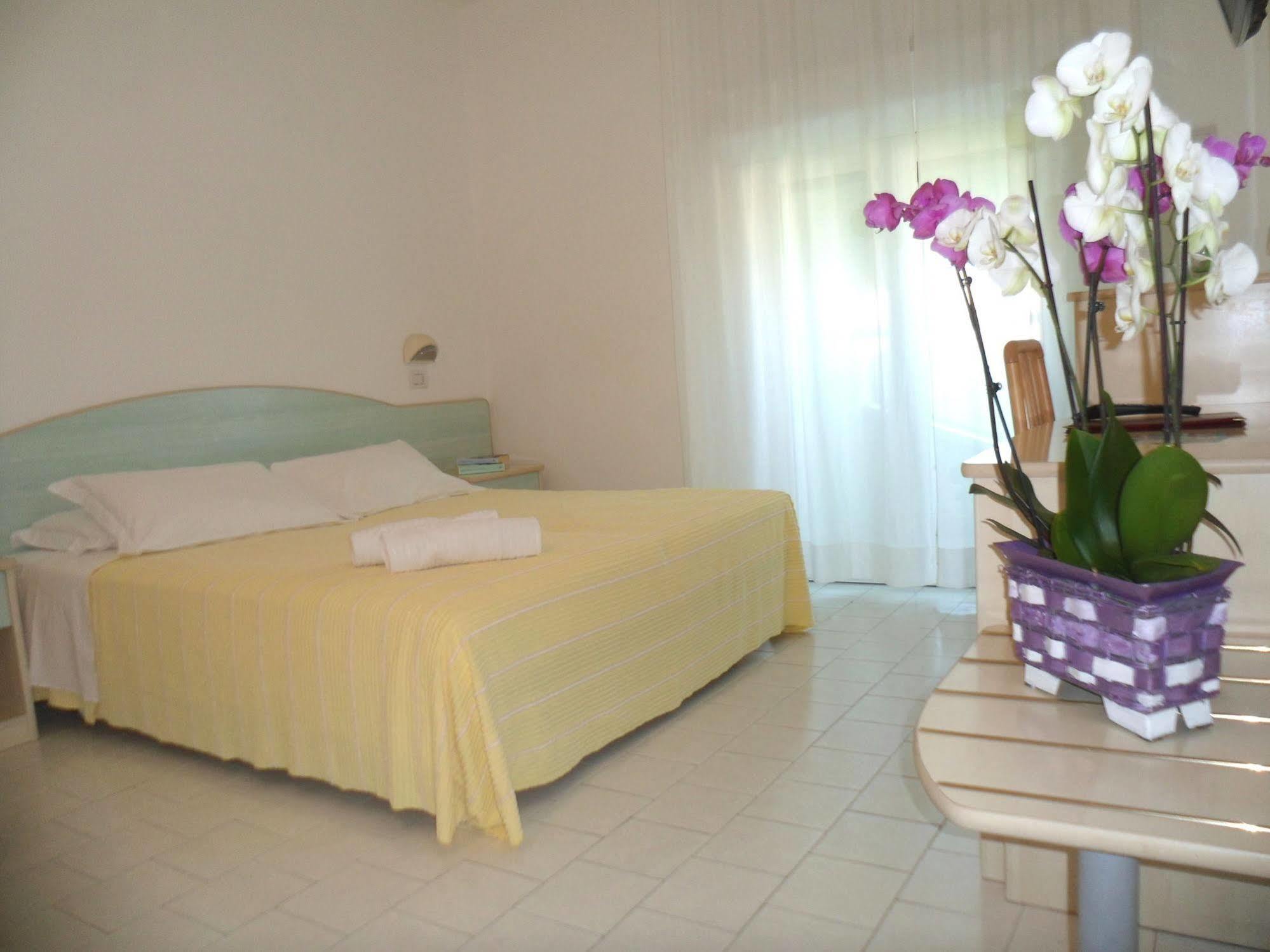 Hotel Zanarini In Centro A Riccione Bagian luar foto