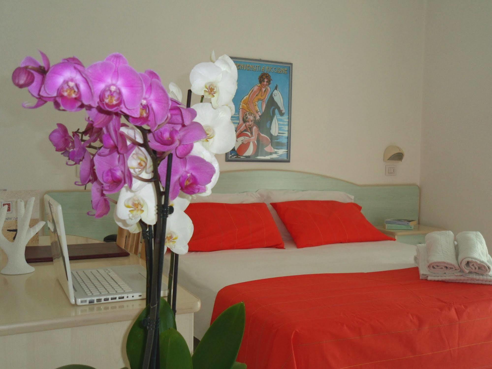 Hotel Zanarini In Centro A Riccione Bagian luar foto
