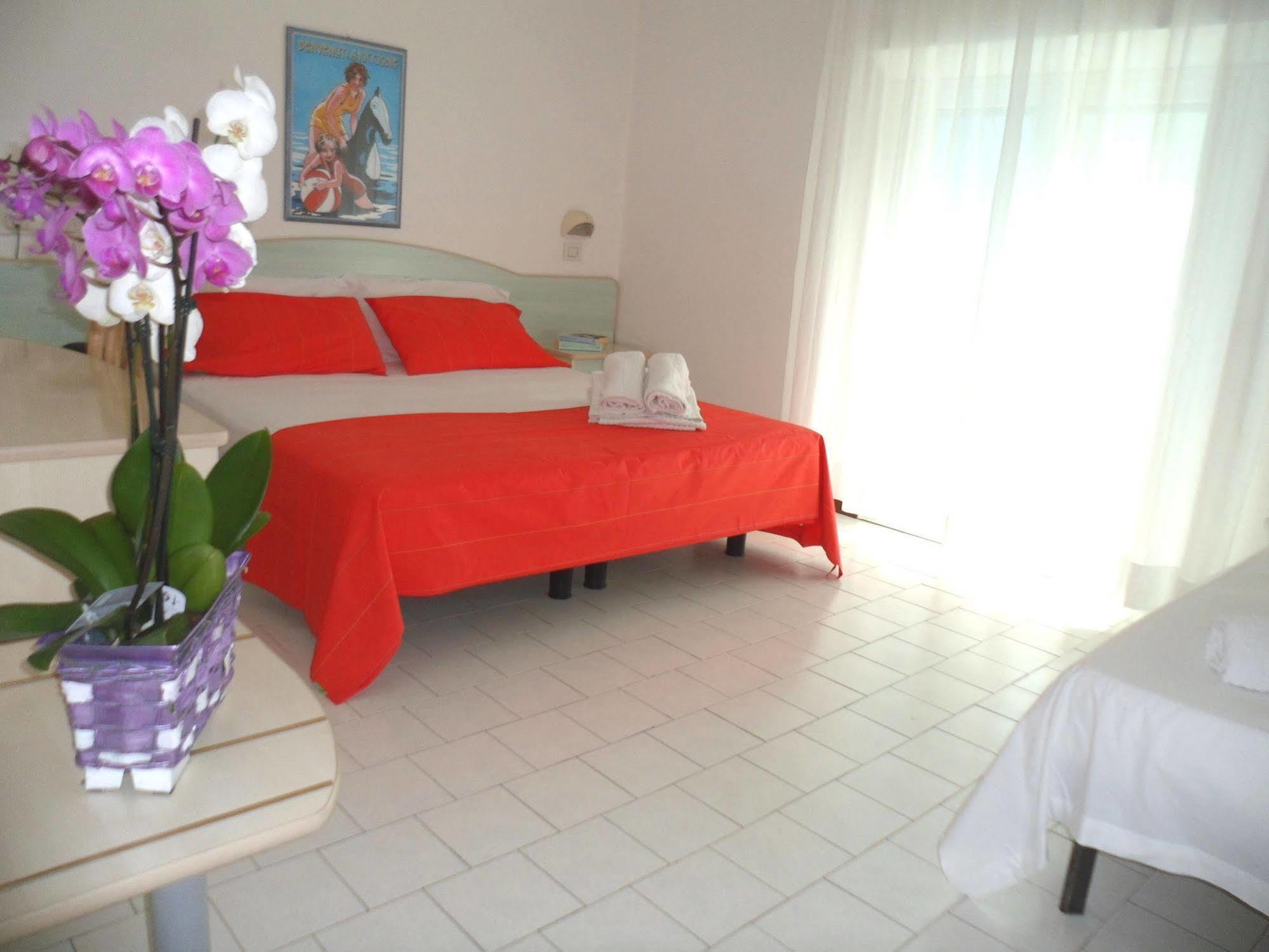 Hotel Zanarini In Centro A Riccione Bagian luar foto