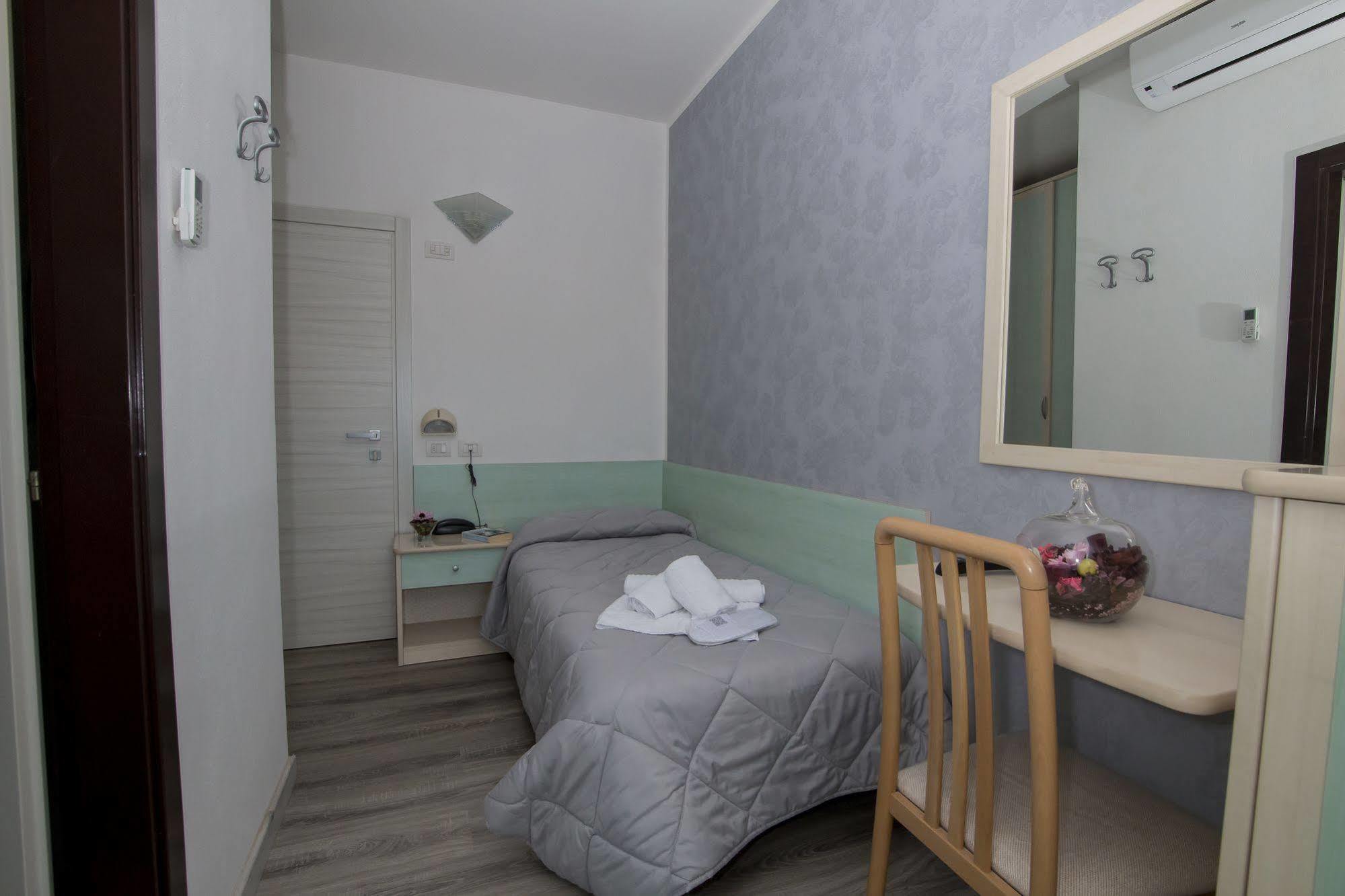 Hotel Zanarini In Centro A Riccione Bagian luar foto