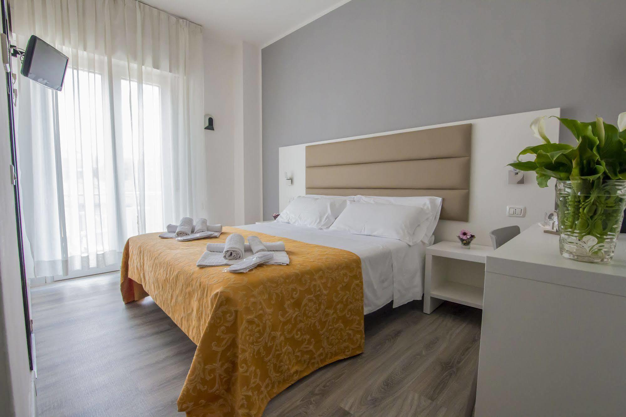 Hotel Zanarini In Centro A Riccione Bagian luar foto