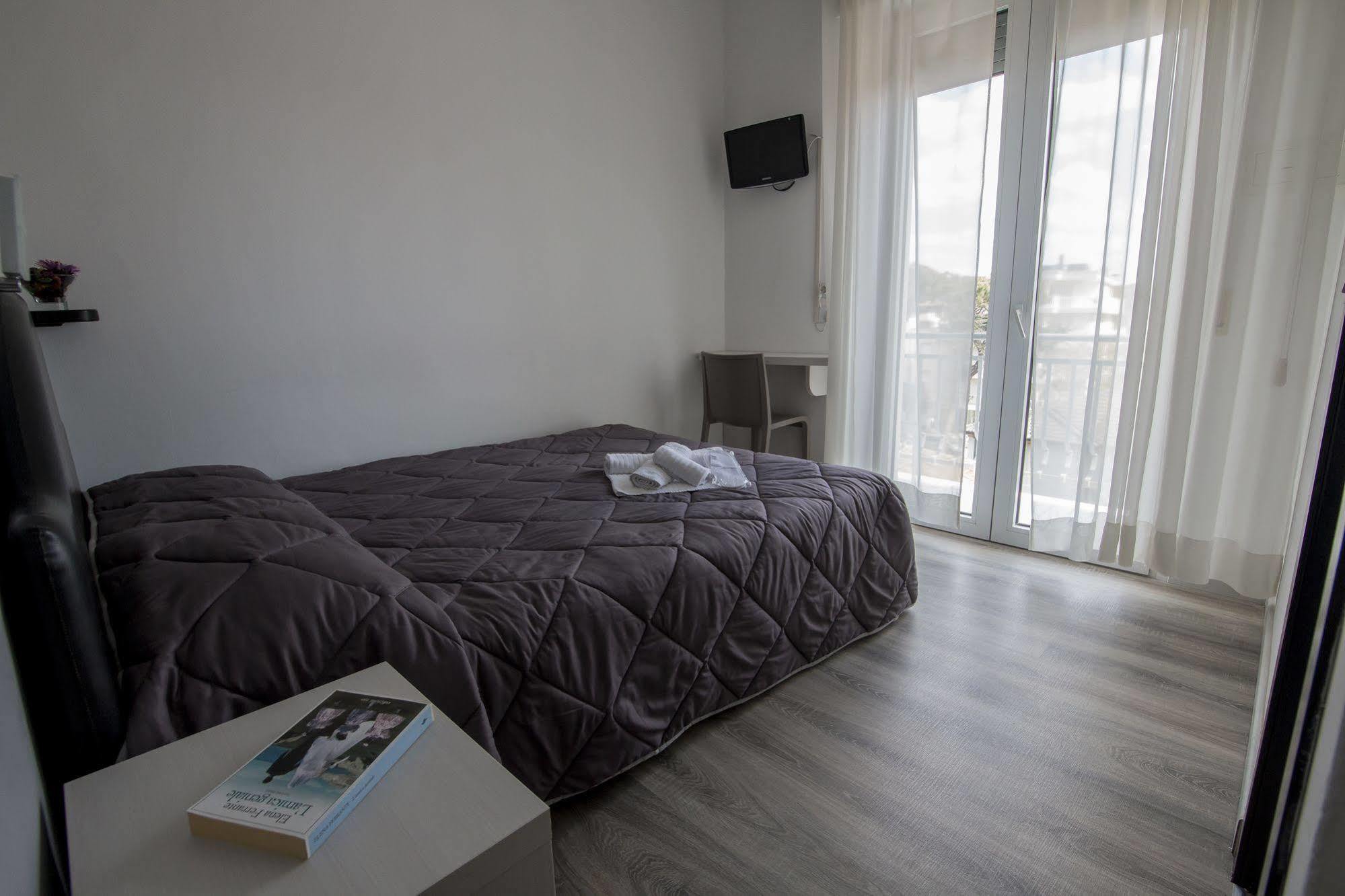 Hotel Zanarini In Centro A Riccione Bagian luar foto