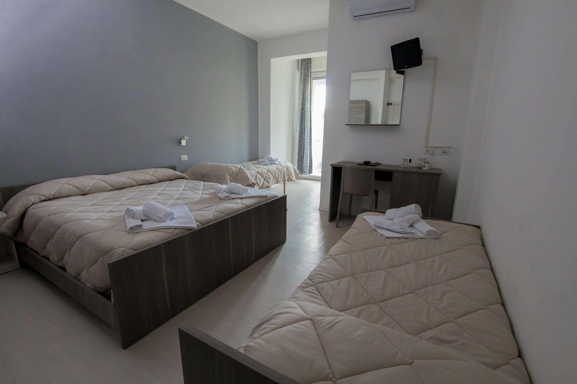 Hotel Zanarini In Centro A Riccione Bagian luar foto