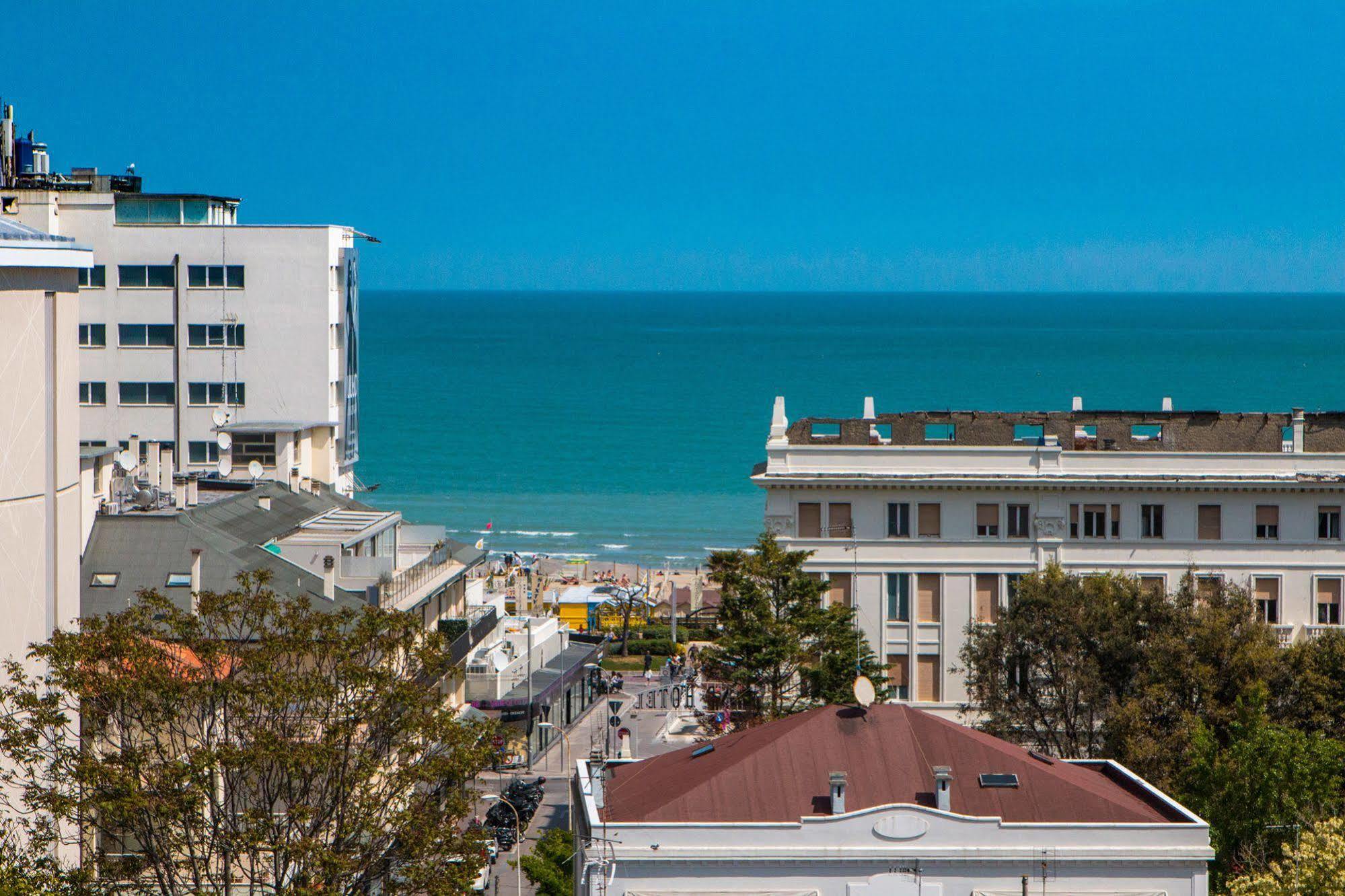 Hotel Zanarini In Centro A Riccione Bagian luar foto