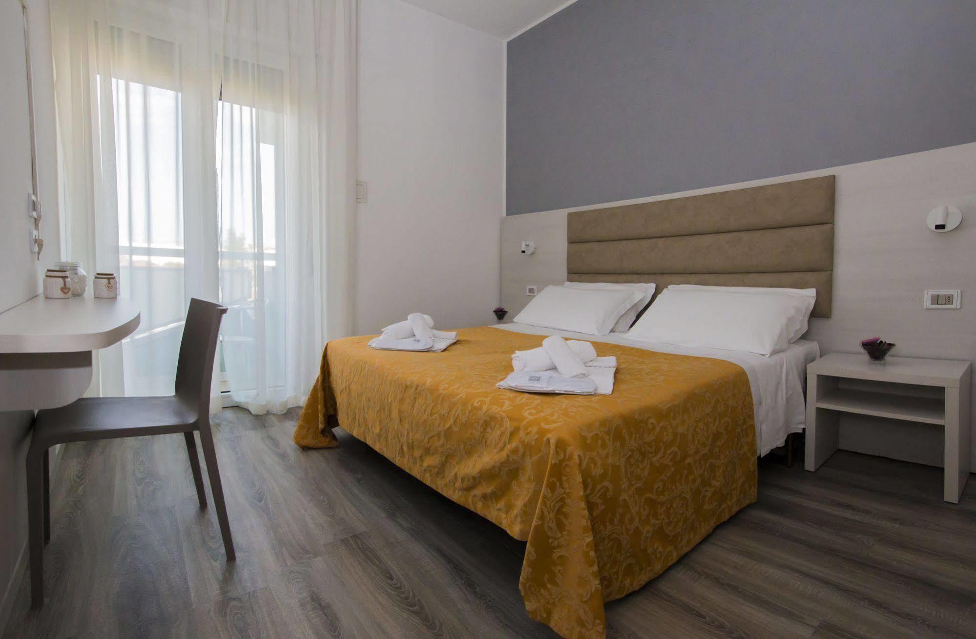 Hotel Zanarini In Centro A Riccione Bagian luar foto